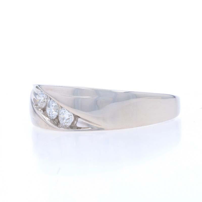 Alliance pour homme en or blanc avec diamant - 10k Round .40ctw Three-Stone Ring Excellent état - En vente à Greensboro, NC