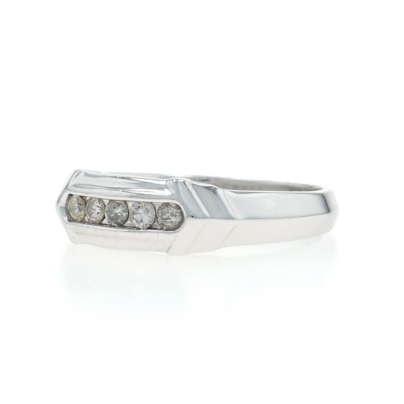 Fascia nuziale da uomo con diamante in oro bianco 10k Brilliante rotondo 0,25ctw Anello a cinque pietre In condizioni ottime in vendita a Greensboro, NC