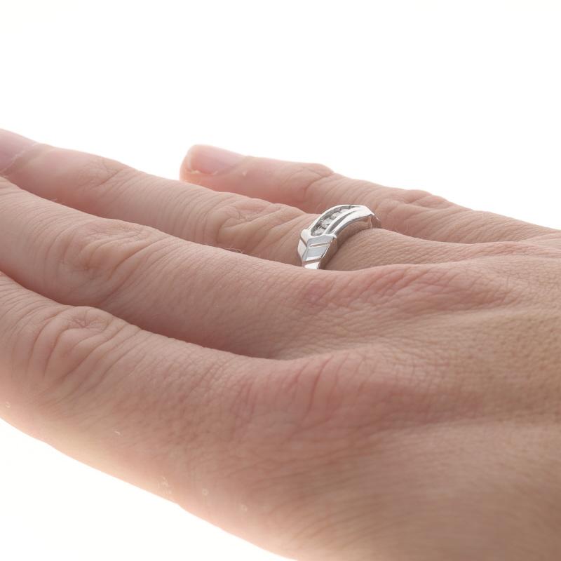 Uomo Fascia nuziale da uomo con diamante in oro bianco 10k Brilliante rotondo 0,25ctw Anello a cinque pietre in vendita