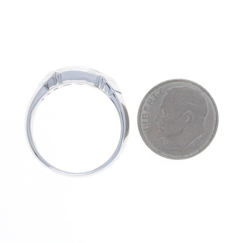 Fascia nuziale da uomo con diamante in oro bianco 10k Brilliante rotondo 0,25ctw Anello a cinque pietre in vendita 1