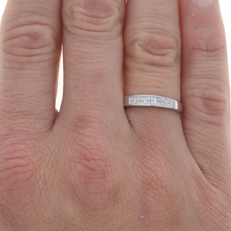 Größe: 9 1/2
Gebühr für Größenanpassung: 2 Größen hoch für $40 oder 1 Größe runter für $40

Metall Inhalt: 14k Weißgold

Informationen zu Stein

Natürliche Diamanten
Karat(e): .50ctw
Schliff: Baguette & Prinzessin
Farbe: G - H
Reinheit: VS1 -