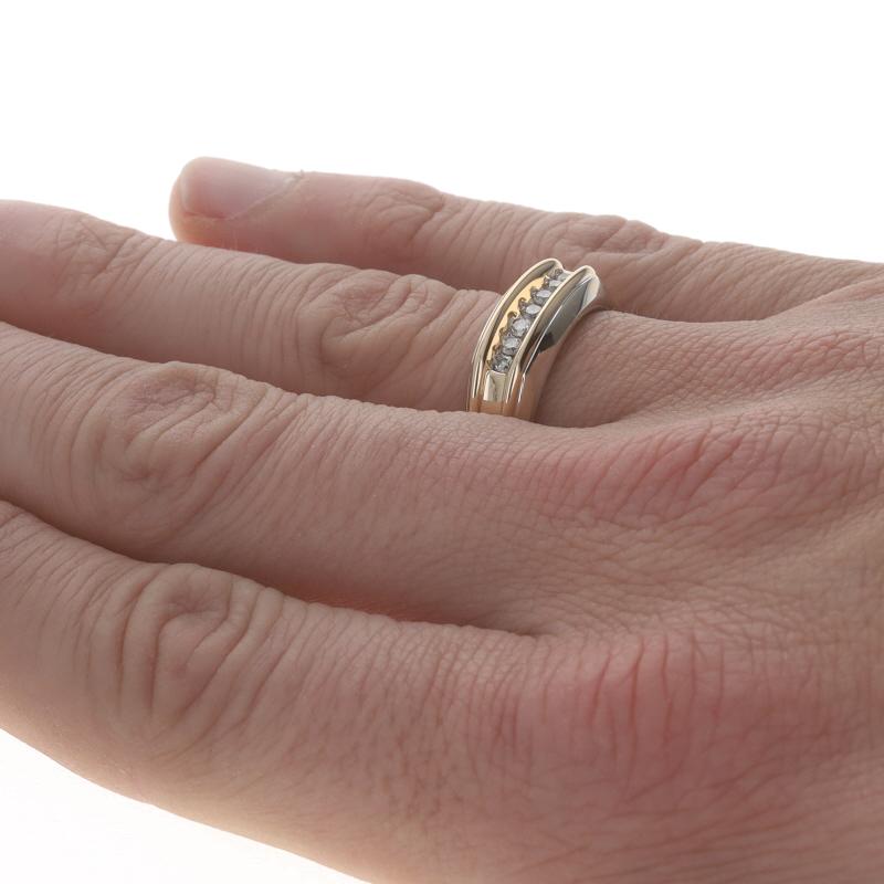 Taille ronde Alliance en or blanc pour hommes avec diamants - 14k Round .33ctw Seven-Stone Ring en vente