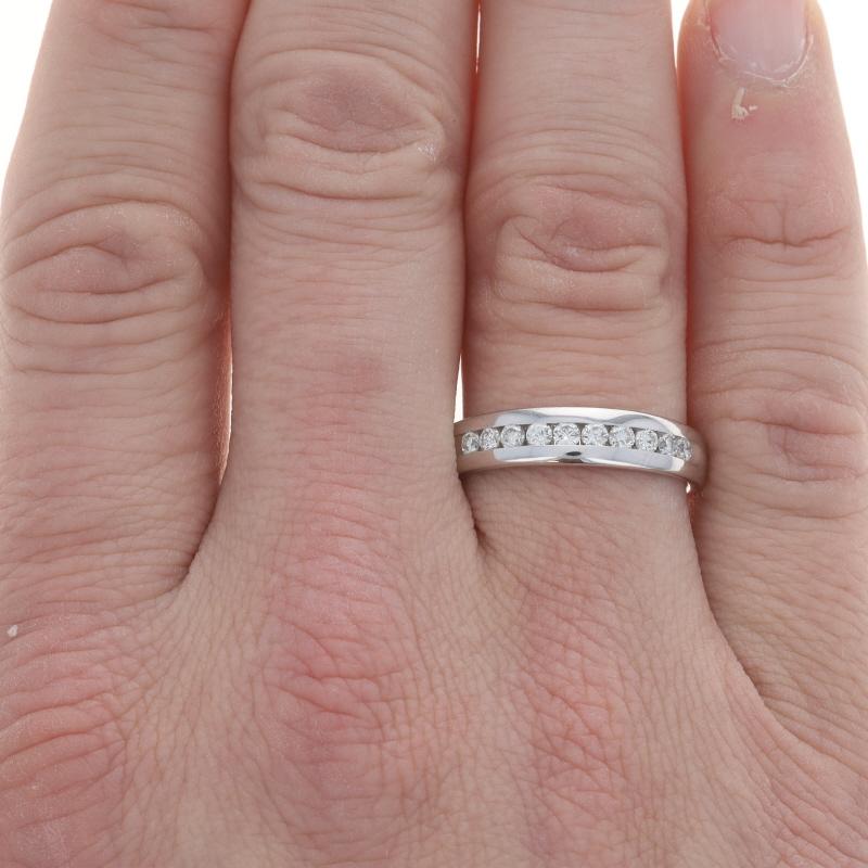 Herren-Hochzeitsring aus Weißgold mit Diamanten - 14k runder .60ctw in Kanalfassung (Rundschliff) im Angebot