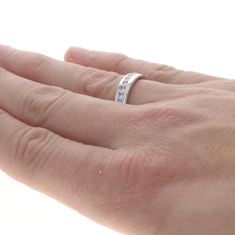 Herren-Hochzeitsring aus Weißgold mit Diamanten - 14k runder .60ctw in Kanalfassung Damen im Angebot