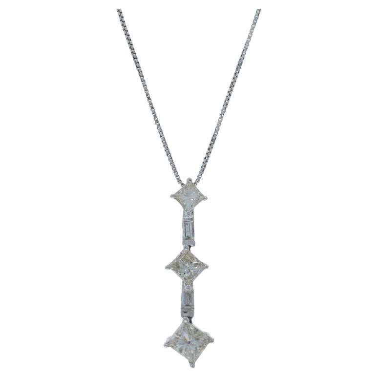 Collier de diamants en or blanc 18" - 14k Princesse 
Baguette 1.00ctw Three-Stone en vente