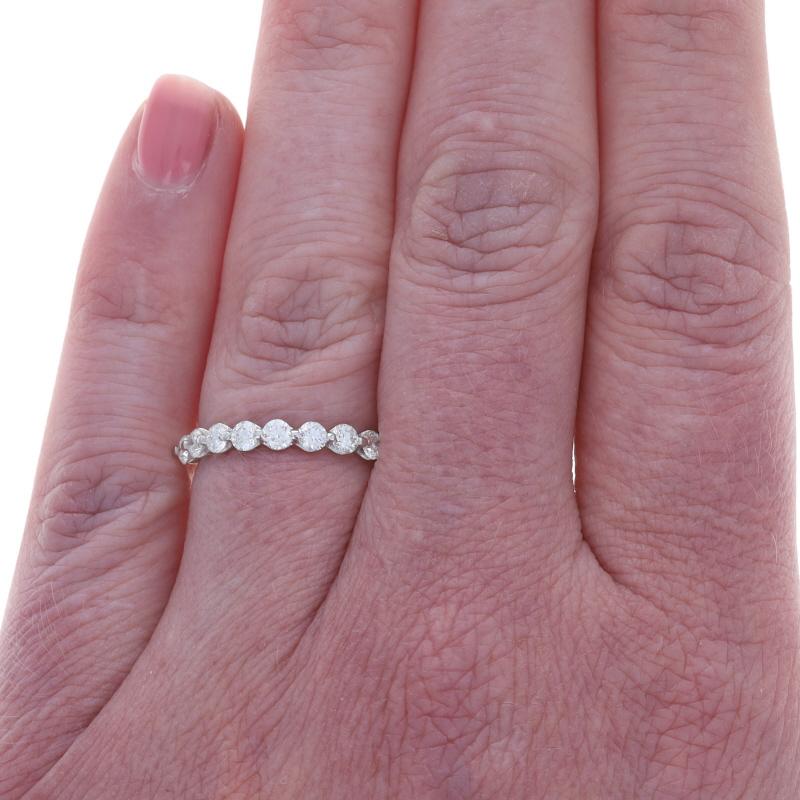 Taglio rotondo Fascia con nove pietre di diamante in oro bianco - Anello a Brilliante Rotondo 14k da 0,65 ct. in vendita