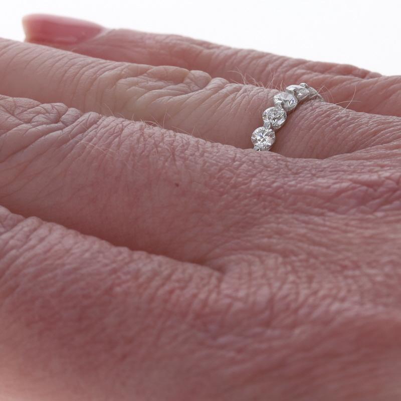 Donna Fascia con nove pietre di diamante in oro bianco - Anello a Brilliante Rotondo 14k da 0,65 ct. in vendita