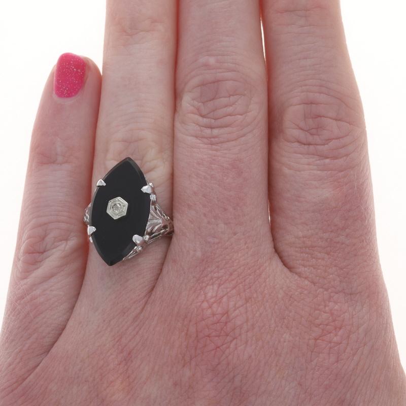 Größe: 8
Gebühr für Größenanpassung: 2 Größen hoch für $60 oder 1 Größe runter für $40

Epoche: Art Deco

Metall Inhalt: 14k Weißgold

Informationen zu Stein

Natürlicher Diamant
Karat(e): .02ct
Schnitt: Einfach
Farbe: I
Klarheit: SI1
Stein