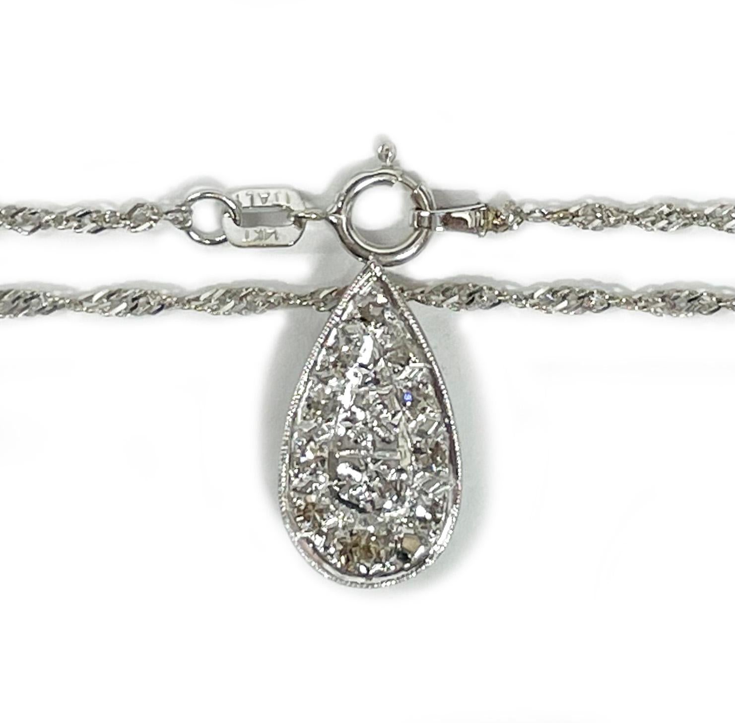 Collana con ciondolo a forma di pera con diamante in oro bianco 14 carati. Il pendente presenta un totale di dieci diamanti rotondi. Un diamante misura 3 mm ed è a taglio brillante, mentre gli altri nove diamanti misurano 1,72 mm e sono a taglio