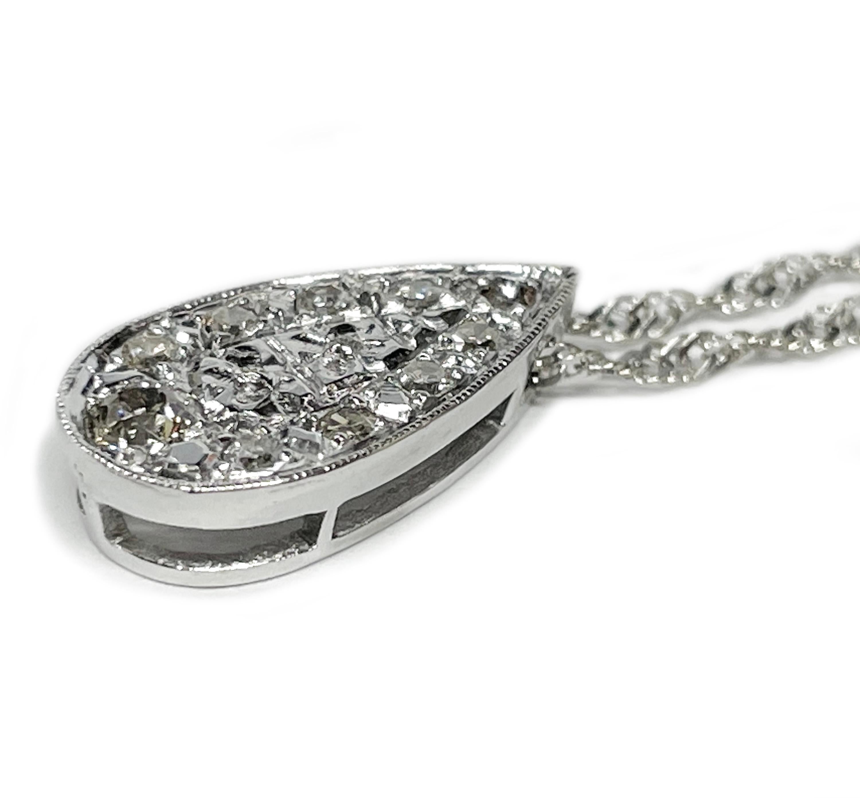 Moderno Collana con ciondolo a forma di pera con diamante in oro bianco in vendita