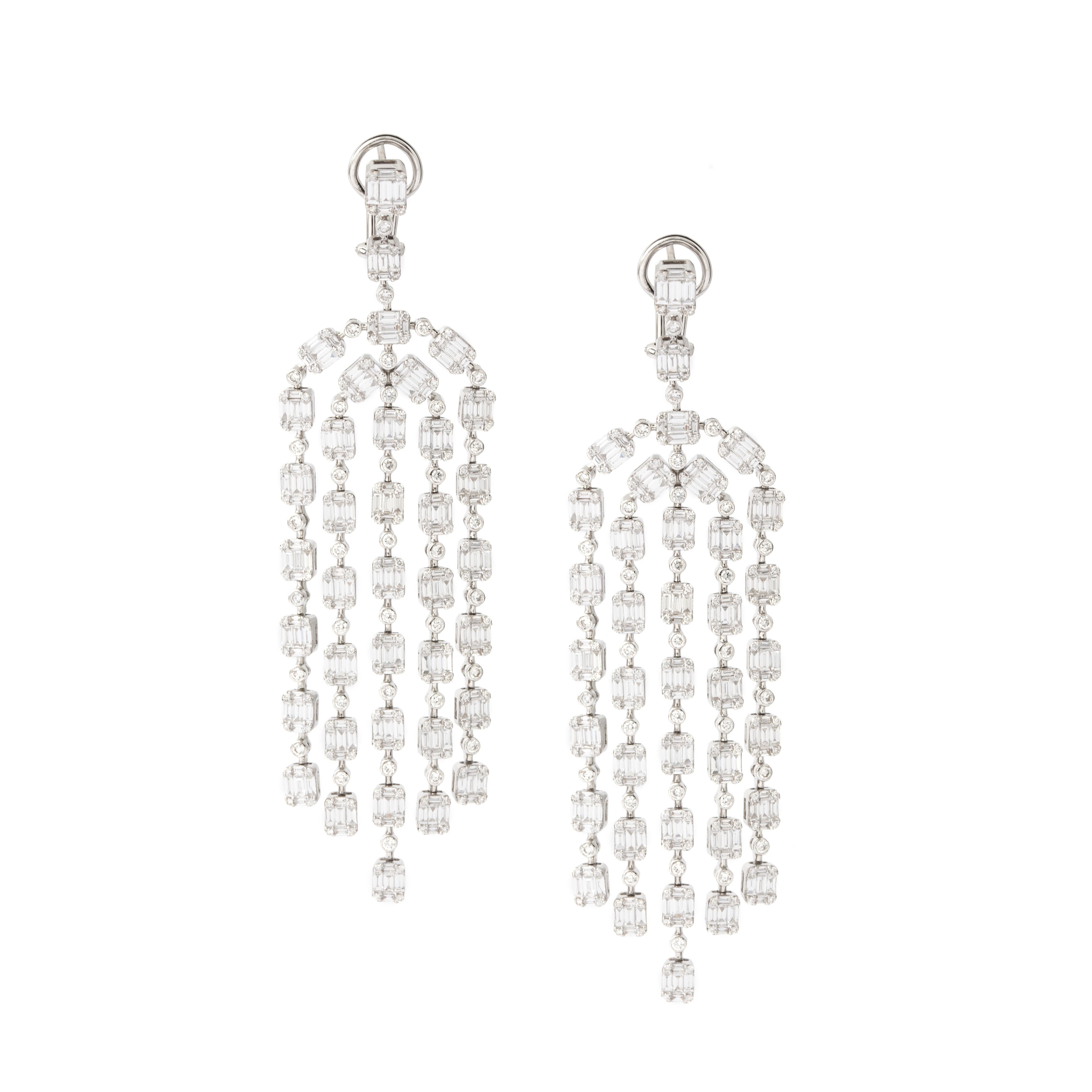 Earrings in 18kt white gold set with 380 baguette cut diamonds 6.85 cts and 376 diamonds 2.34 cts.

Length: 9.00 centimeters (3.54 inches).

Maximum Width : 2.5 centimeters (0.98 inches).

Total weight: 36.76 grams. 