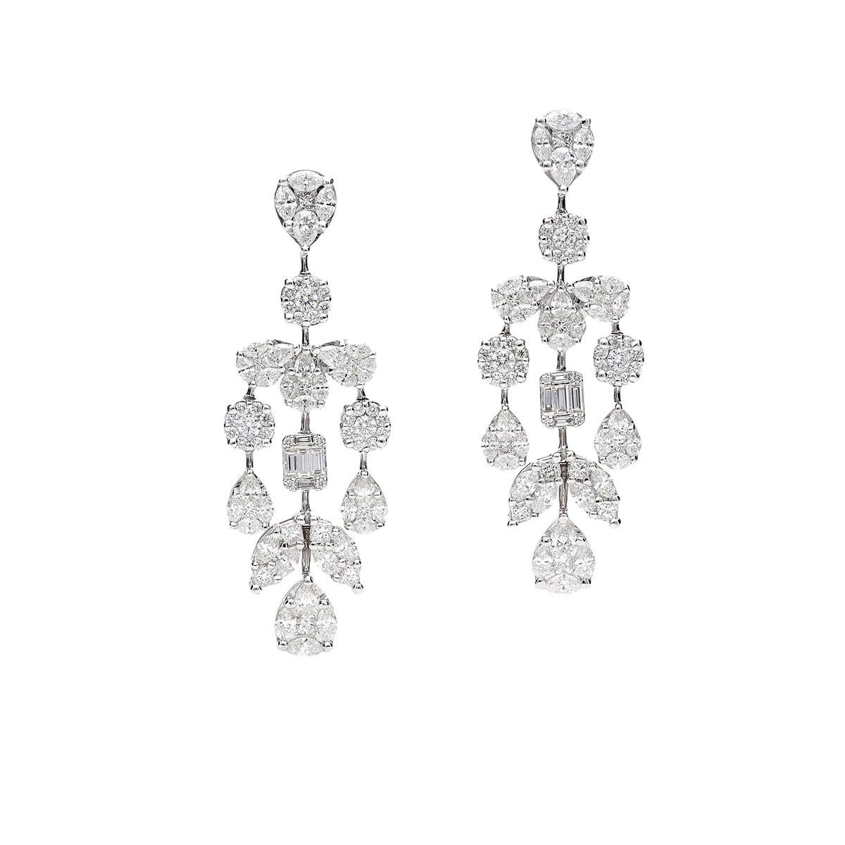 Taille baguette Boucles d'oreilles pendantes en or blanc avec diamants en vente