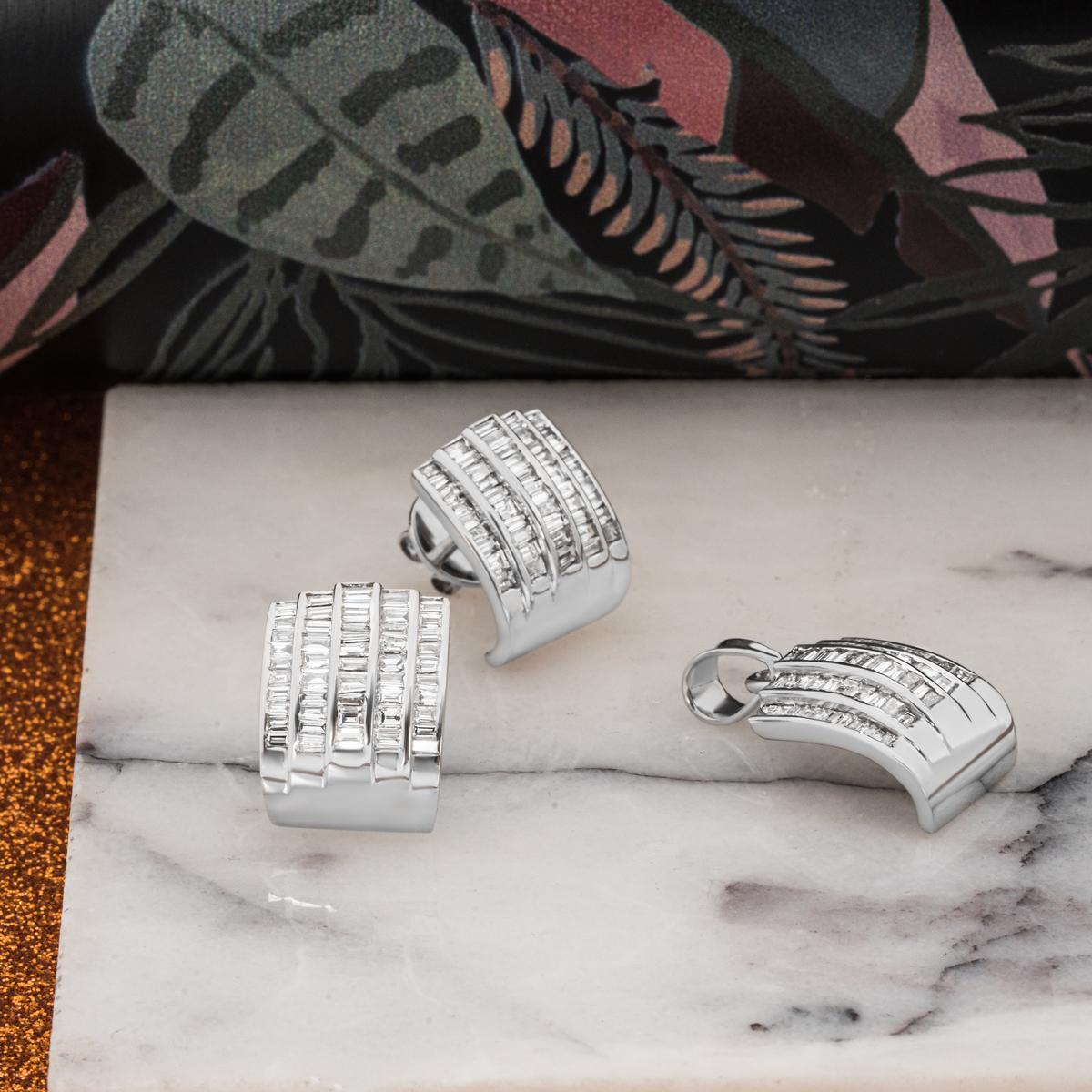 Ciondolo e orecchini in oro bianco con diamanti Suite 3,70ct TDW in vendita 3