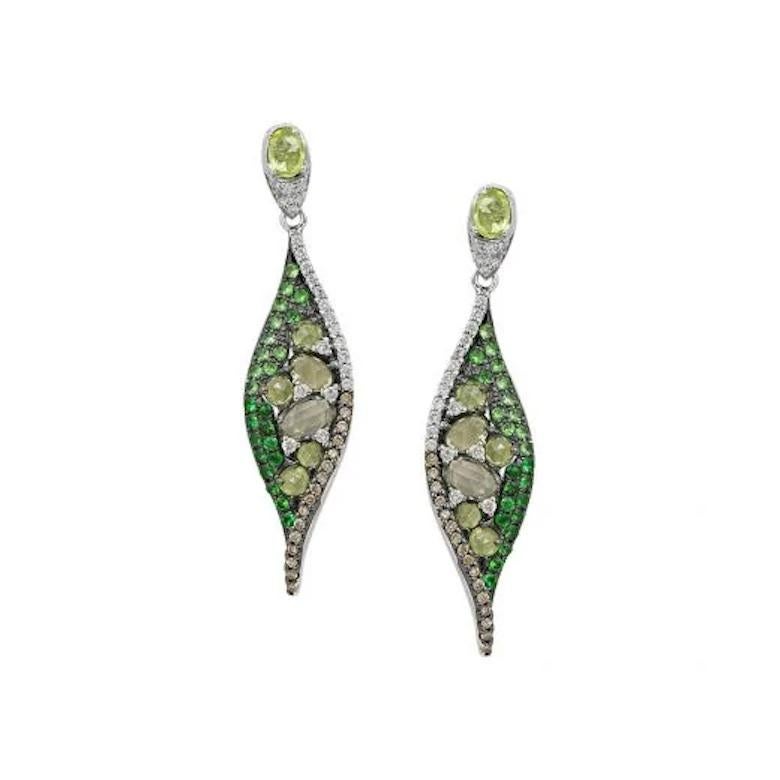 Taille ronde Boucles d'oreilles élégantes en or blanc 14K avec diamant, quartz et tsavorite. en vente