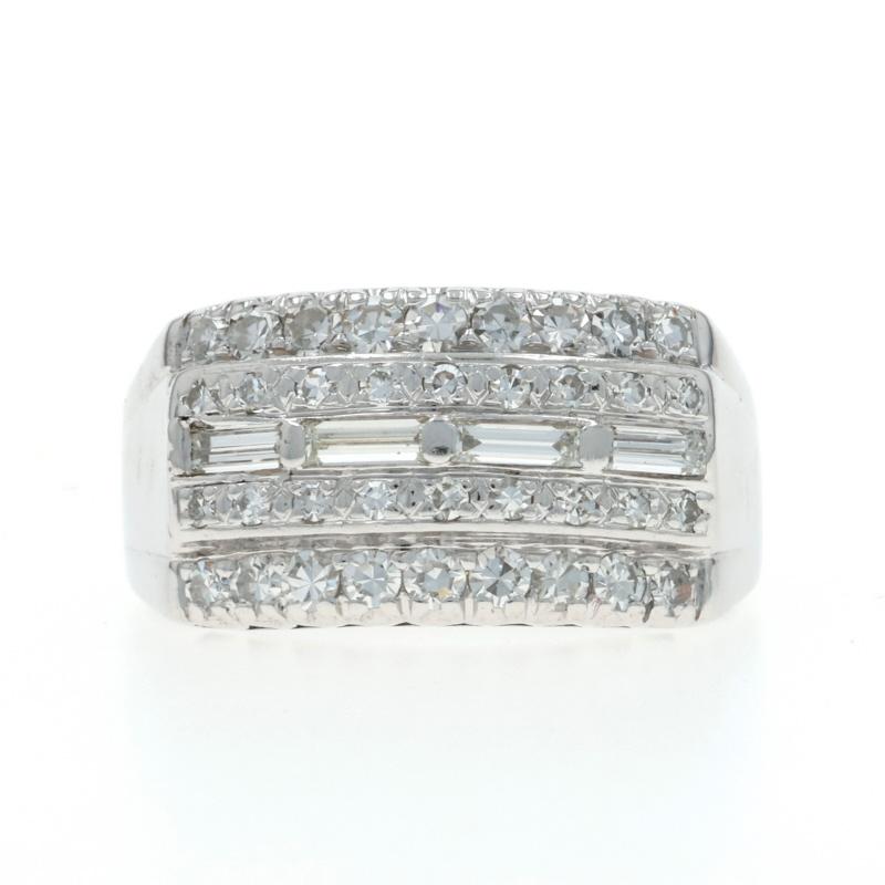 Taille : 6 1/2
Frais de taille : Up&Up 1 taille pour 60$ ou Down 1/2 taille pour 40

Époque : Rétro

Contenu métallique : Or blanc 14k

Informations sur les pierres

Diamant naturel
Carat(s) : .74ctw
Coupe : Baguette et simple
Couleur : F - G
Clarté