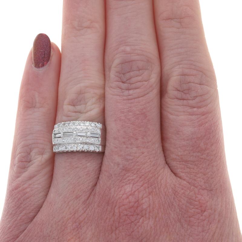 Taille baguette Bague de cocktail en or blanc avec diamant en forme de grappe 14k Baguette et simple .74ctw en vente