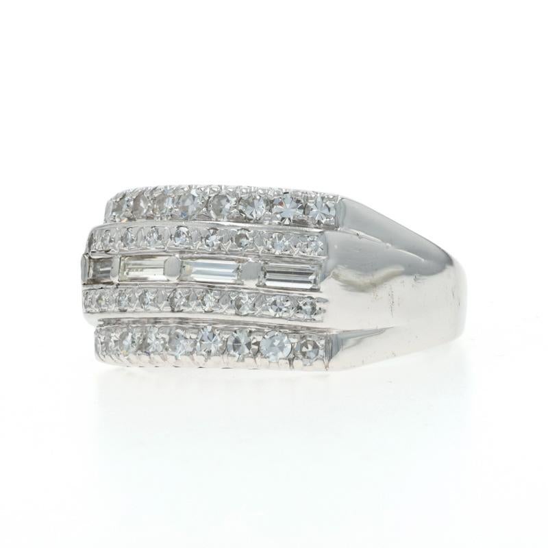 Bague de cocktail en or blanc avec diamant en forme de grappe 14k Baguette et simple .74ctw Excellent état - En vente à Greensboro, NC