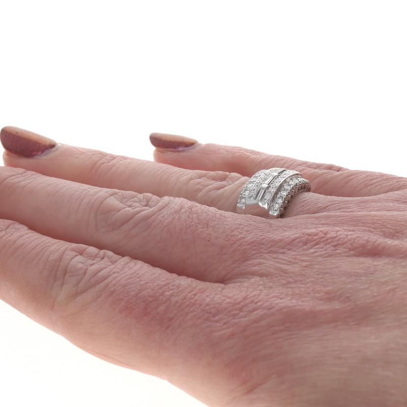 Bague de cocktail en or blanc avec diamant en forme de grappe 14k Baguette et simple .74ctw Pour femmes en vente