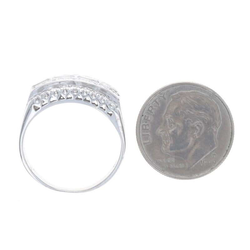 Bague de cocktail en or blanc avec diamant en forme de grappe 14k Baguette et simple .74ctw en vente 1