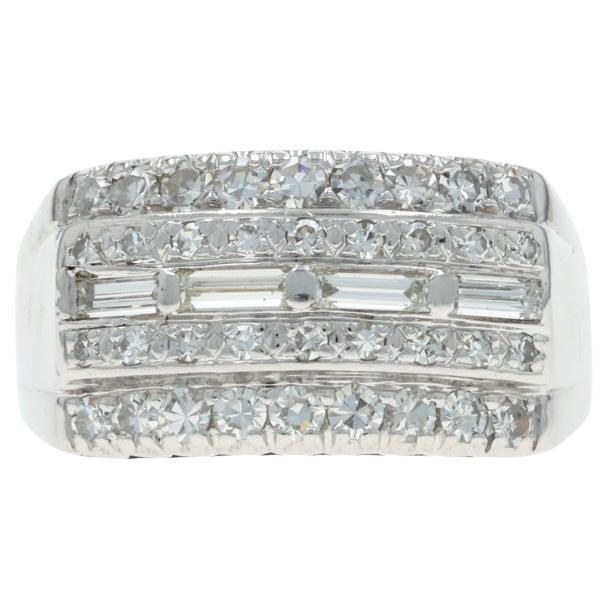 Anello da cocktail con diamante retrò in oro bianco 14k Baguette e singolo da 0,74 ct.