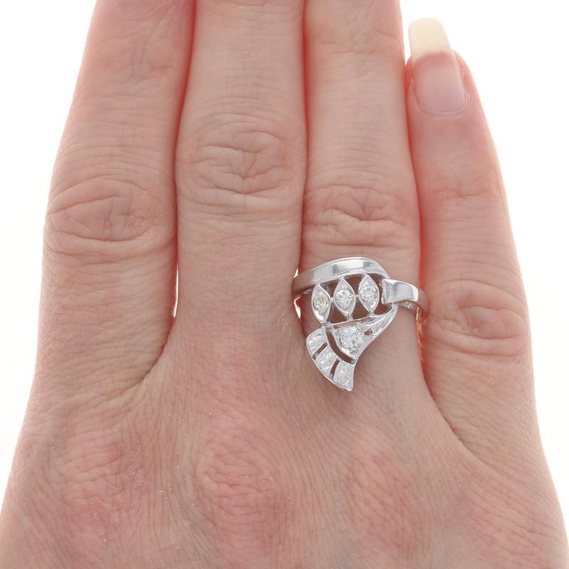 Retro-Cluster-Cocktailring aus Weißgold mit Diamanten 14k Transition .32ctw Schleifenausschnitt (Gemischter Schliff) im Angebot