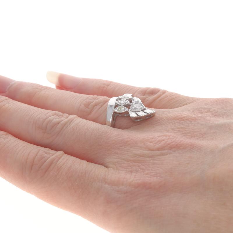 Retro-Cluster-Cocktailring aus Weißgold mit Diamanten 14k Transition .32ctw Schleifenausschnitt Damen im Angebot