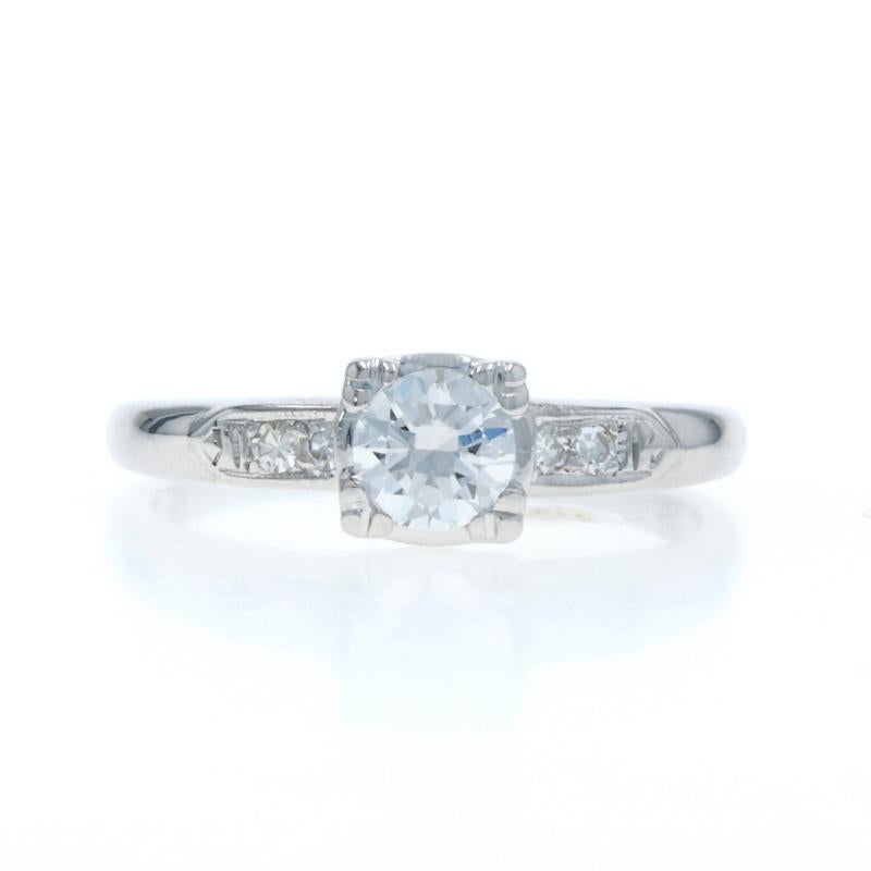 Größe: 5
Gebühr für Größenbestimmung: Bis 2 Größen für $60

Ära: Retro

Metall Inhalt: 18k Weißgold

Informationen zu Stein

Natürlicher Diamant
Karat(e): .35ct
Schliff: Runder Brillant
Farbe: F
Klarheit: VS1

Natürliche Diamanten
Karat(e):