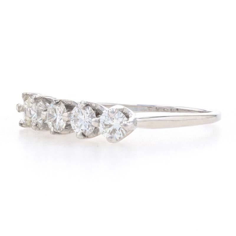 Weißgold Diamant Retro Fünf-Stein- Anniversary-Ring 14k Rnd .88ctw Vintage-Ring (Rundschliff) im Angebot
