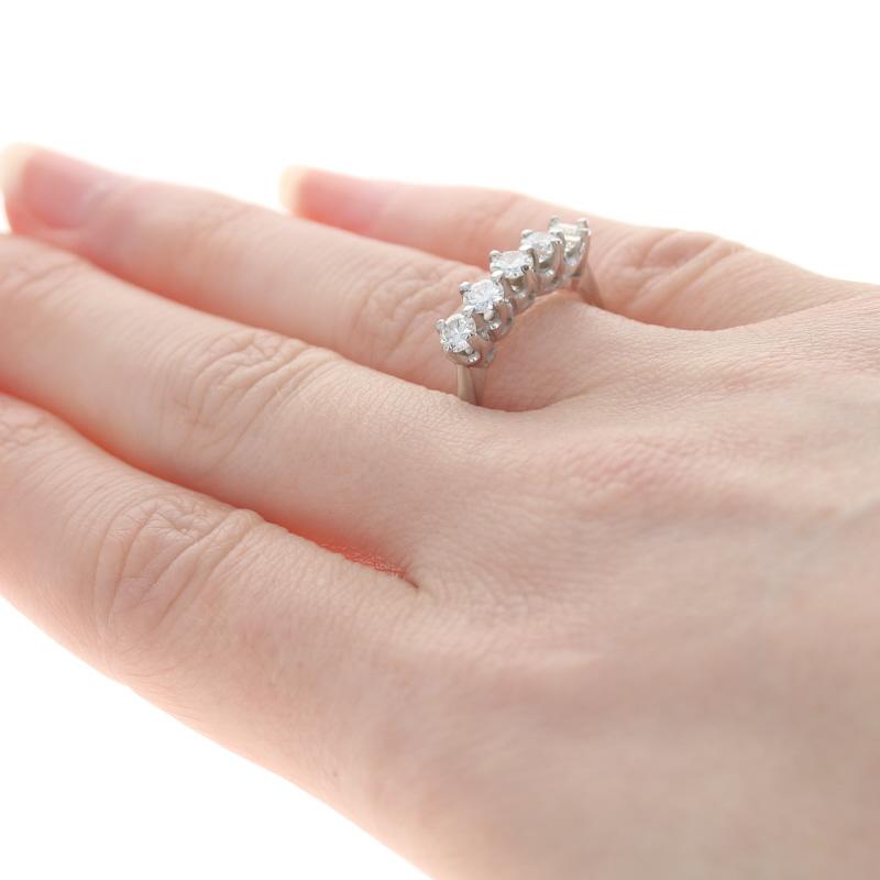 Weißgold Diamant Retro Fünf-Stein- Anniversary-Ring 14k Rnd .88ctw Vintage-Ring im Zustand „Hervorragend“ im Angebot in Greensboro, NC