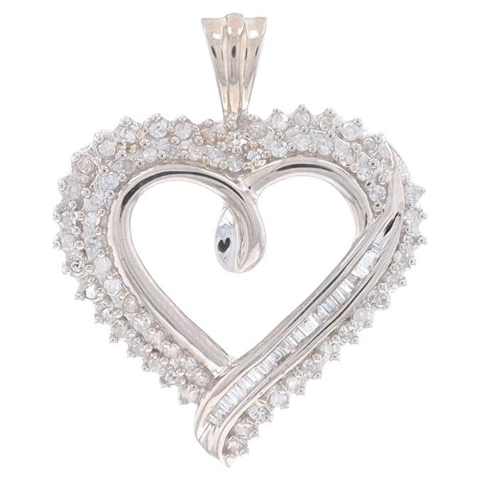 Pendentif en or blanc avec ruban de cœur en diamant - 10k Single & Baguette .50ctw Love en vente