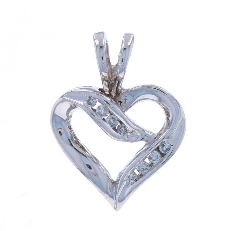 Contenuto del metallo: Oro bianco 14k

Informazioni su A. Stone

Diamante naturale
Carati: .10ctw
Taglio: Rotondo brillante
Colore: G - H
Chiarezza: I1 - I2

Carati totali: .10ctw

Tema: Cuore a nastro, Amore

Misure

Altezza (da binari fissi):