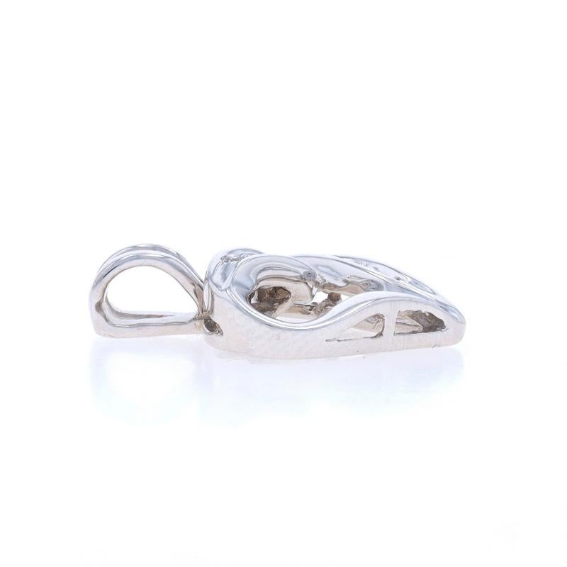 Taglio rotondo Ciondolo a cuore con nastro di diamanti in oro bianco - 14k Round Brilliante .10ctw Amore in vendita