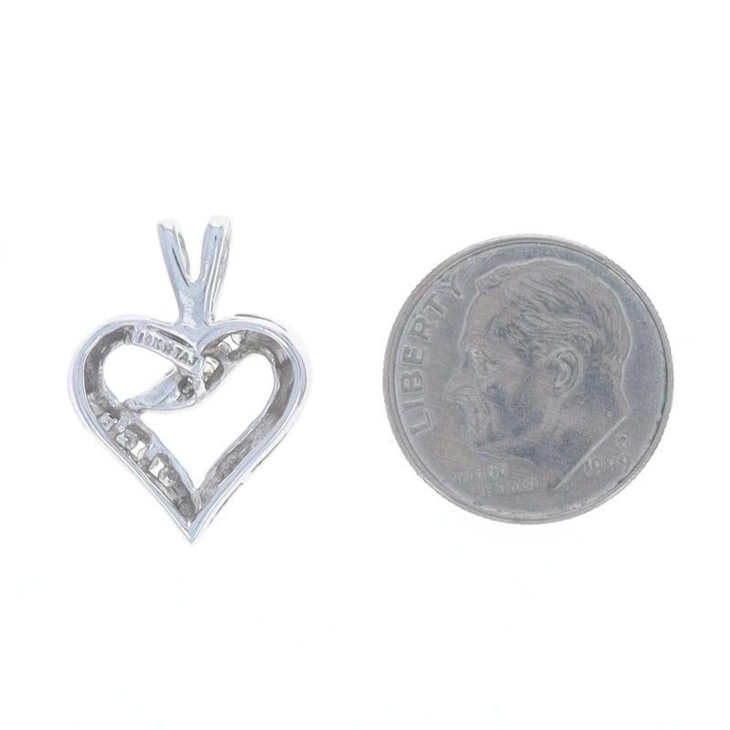 Ciondolo a cuore con nastro di diamanti in oro bianco - 14k Round Brilliante .10ctw Amore In condizioni ottime in vendita a Greensboro, NC
