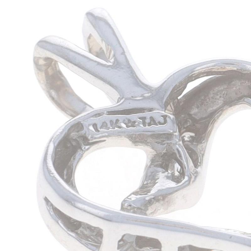 Donna Ciondolo a cuore con nastro di diamanti in oro bianco - 14k Round Brilliante .10ctw Amore in vendita