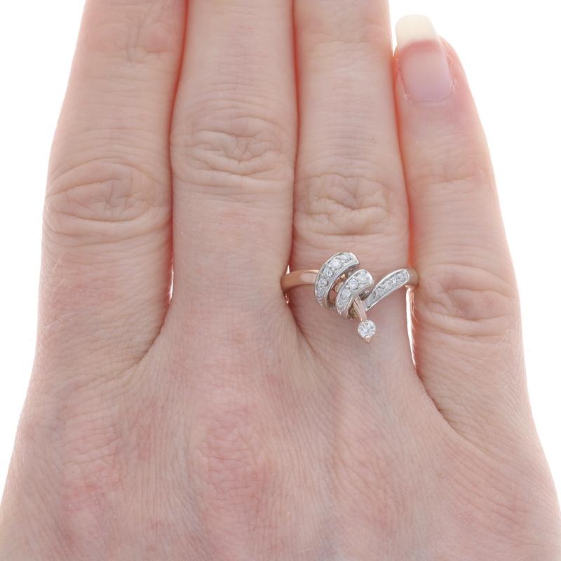 Taglio rotondo Anello con diamante in oro bianco - 14k Round Brilliante .30ctw Twist Looping in vendita