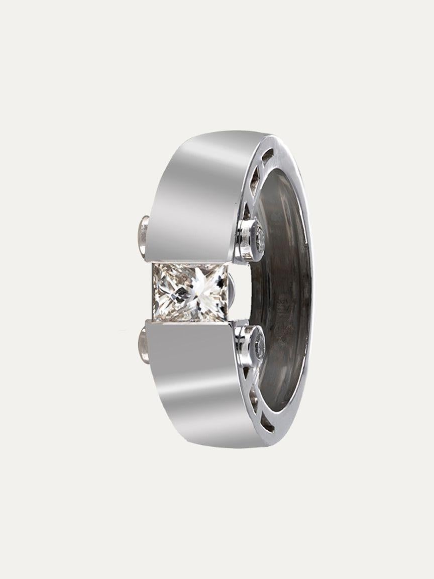 
18kt – 750‰ wihte gold ring, with a 0.50ct princess cut diamond in the centre and 4 brilliant cut diamonds of around 0.04ct in total