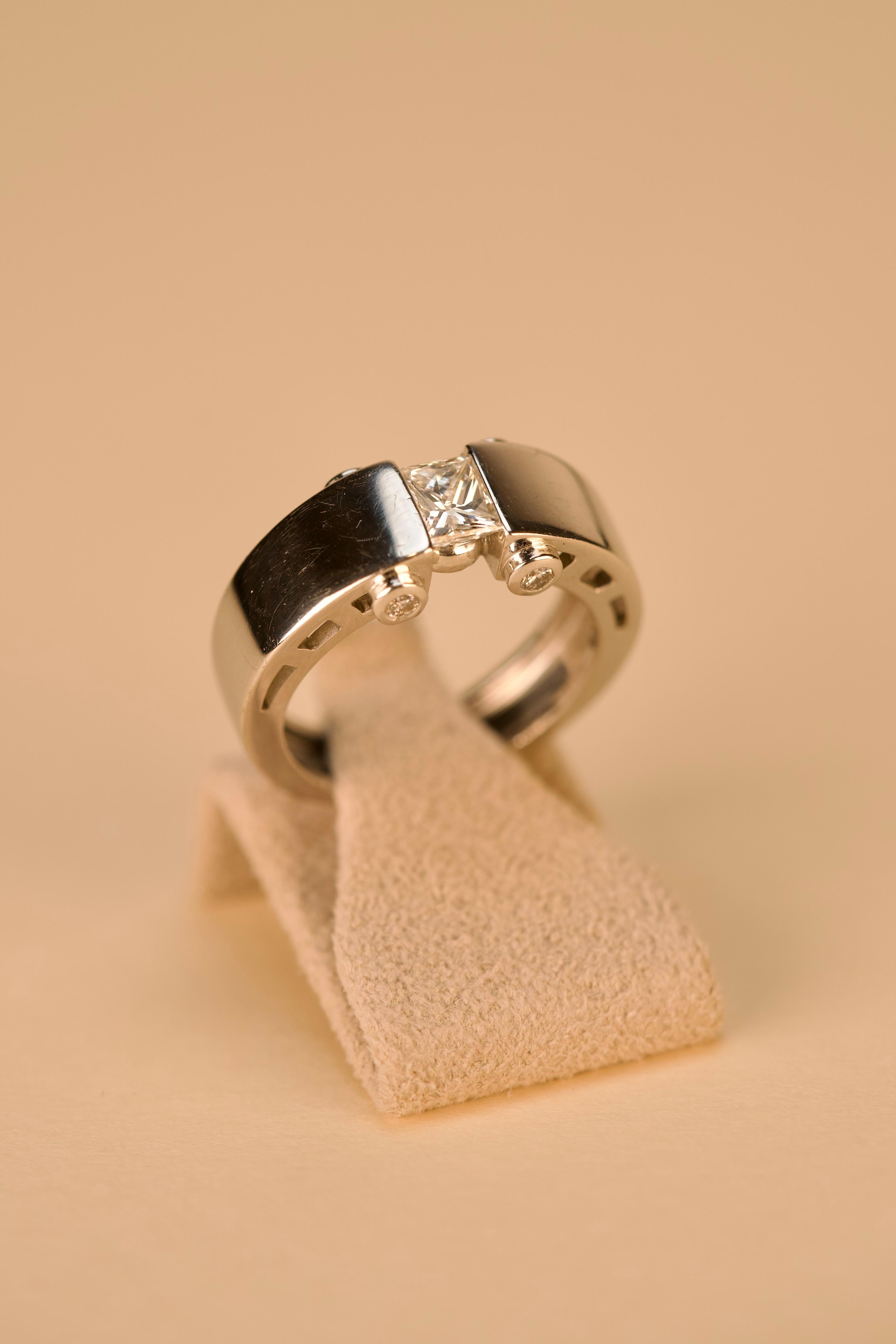 
Anello in oro 18kt - 750‰, con un diamante taglio princess da 0,50ct al centro e 4 diamanti taglio brillante da circa 0,04ct in totale