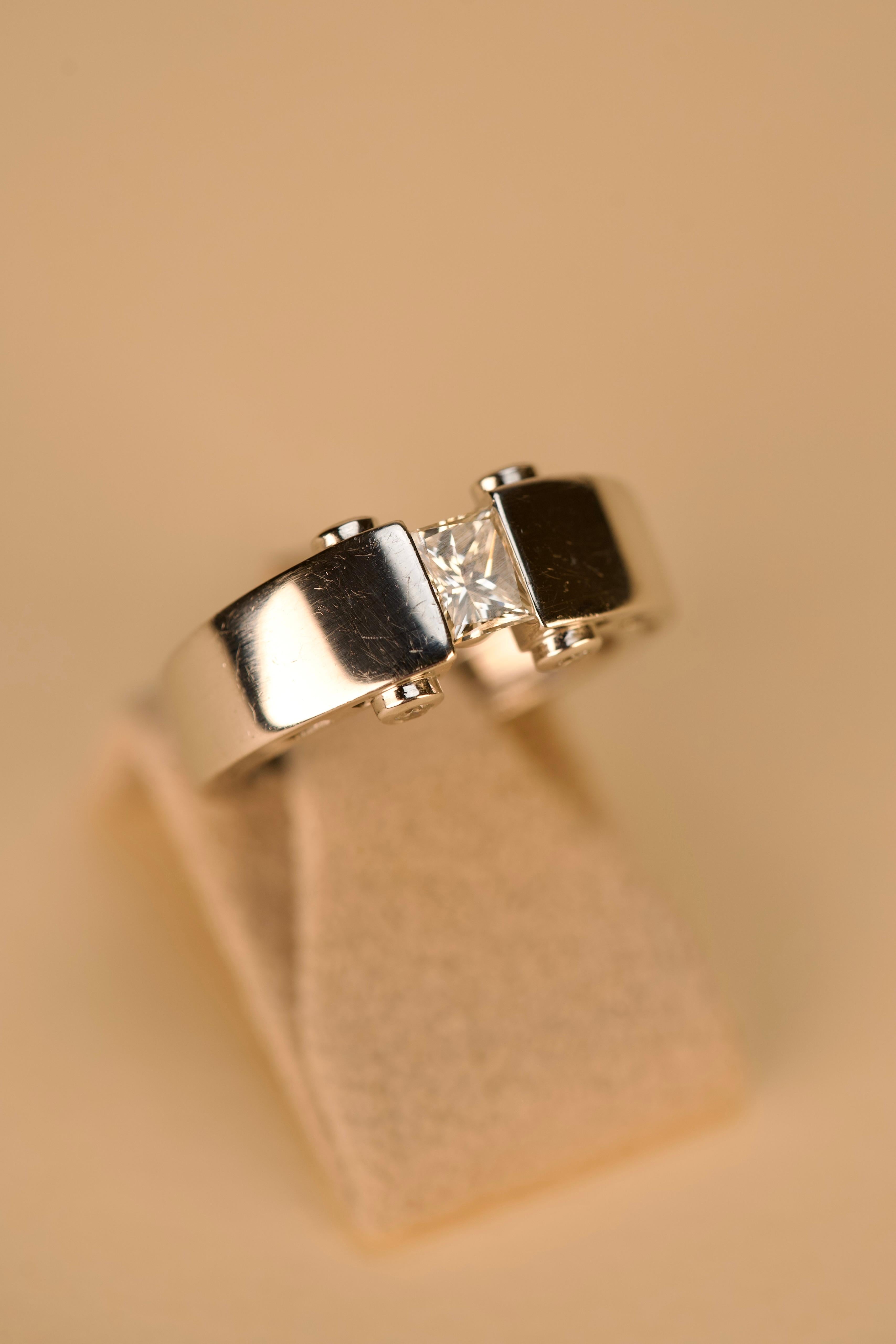 Contemporaneo Anello con diamante in oro bianco in vendita