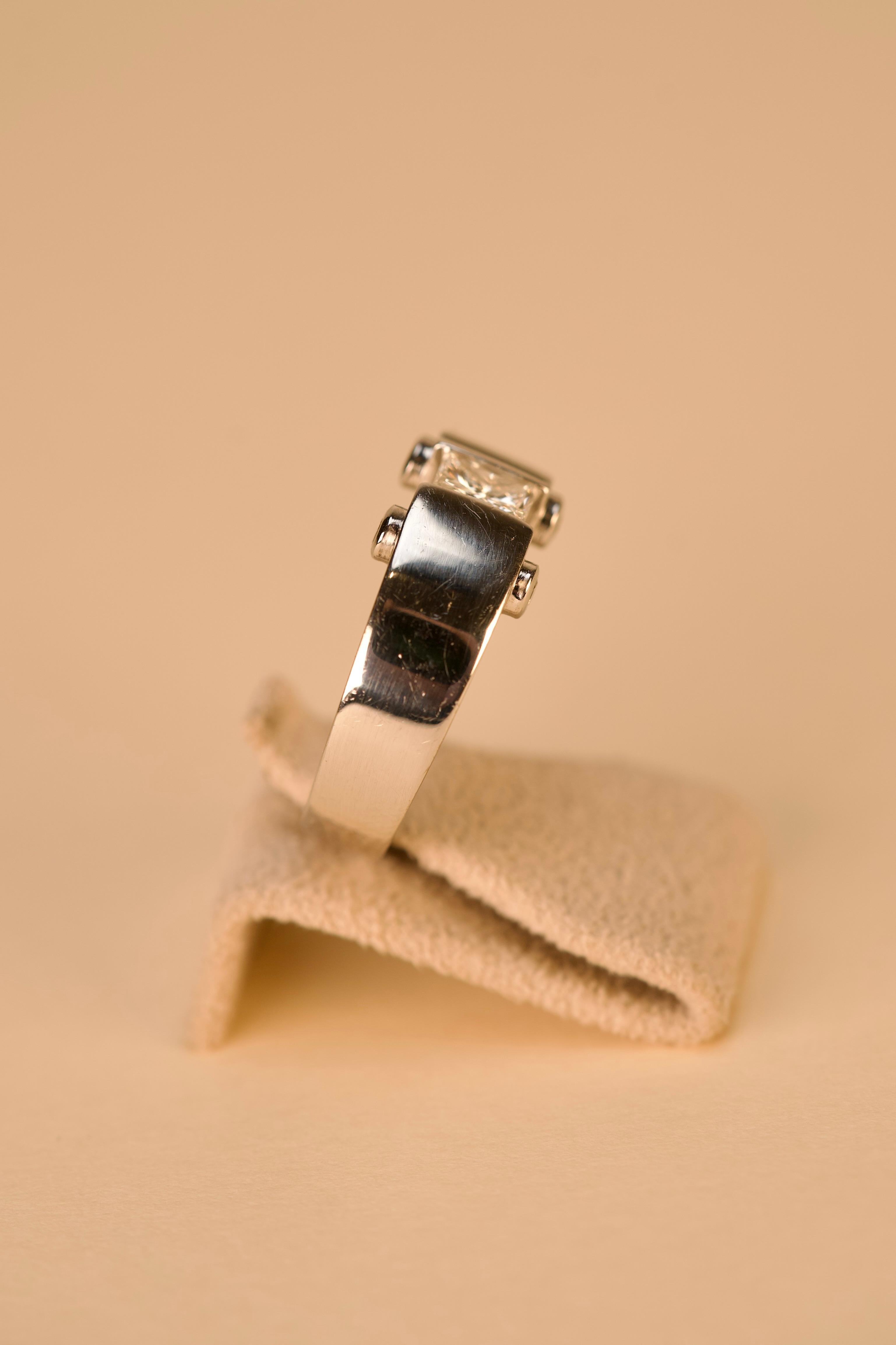 Taglio brillante Anello con diamante in oro bianco in vendita