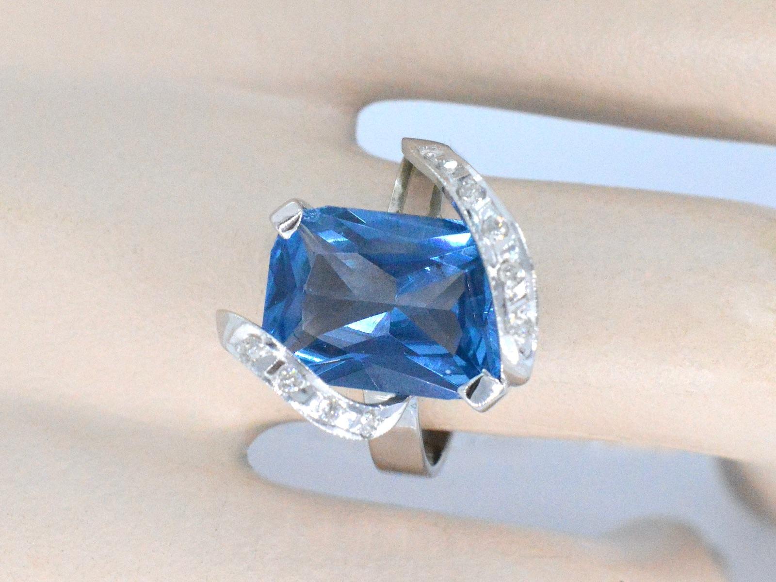 Diamonds: 10 pieces; Weight: 0.20 carat; Cut: Brilliant; Colour: F-G; Purity: SI-P; Grinding quality: Very good; Gemstone: Topaz; Weight: 8.00 carat; Cut shape: Square cut; Colour: Swiss blue; Purity: With natural inclusions; Jewel: Ring; Weight: