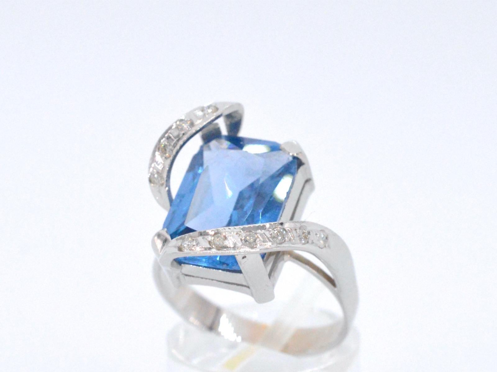 Contemporary White gold diamond ring with a blue gemstone For Sale