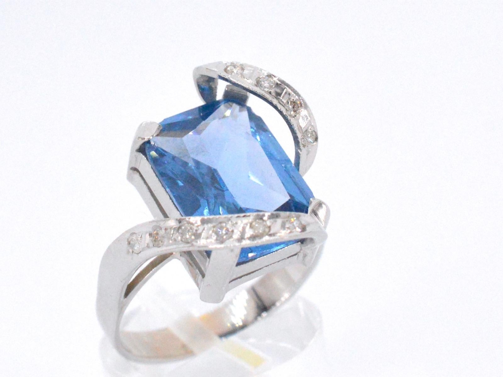 Brilliant Cut White gold diamond ring with a blue gemstone For Sale