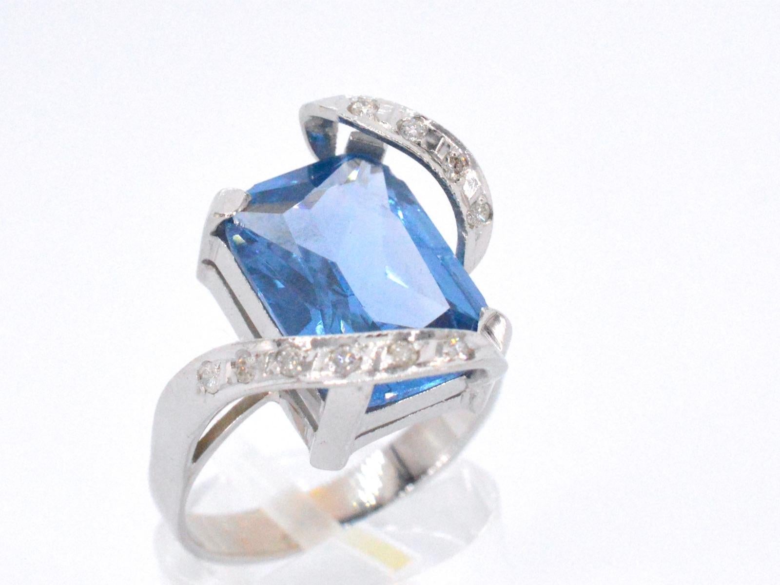 Taglio brillante Anello con diamante in oro bianco e gemma blu in vendita