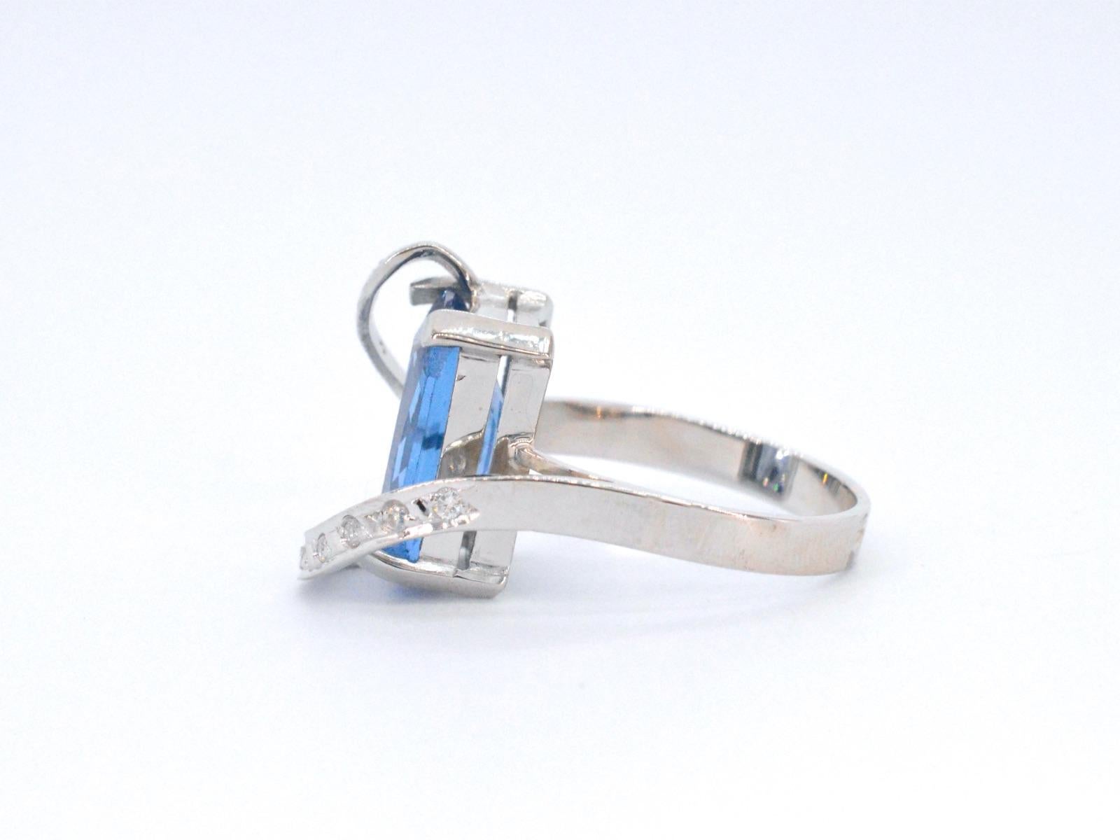 White gold diamond ring with a blue gemstone In Excellent Condition For Sale In AMSTELVEEN, NH