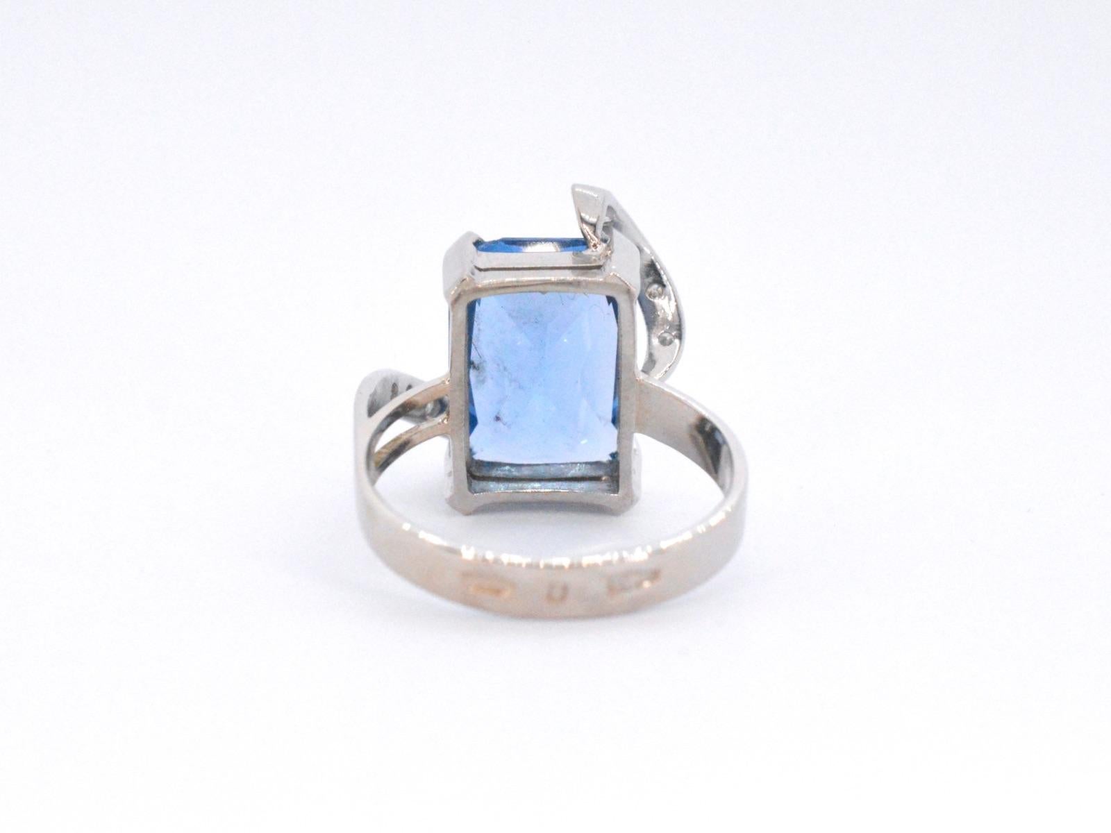 Women's White gold diamond ring with a blue gemstone For Sale