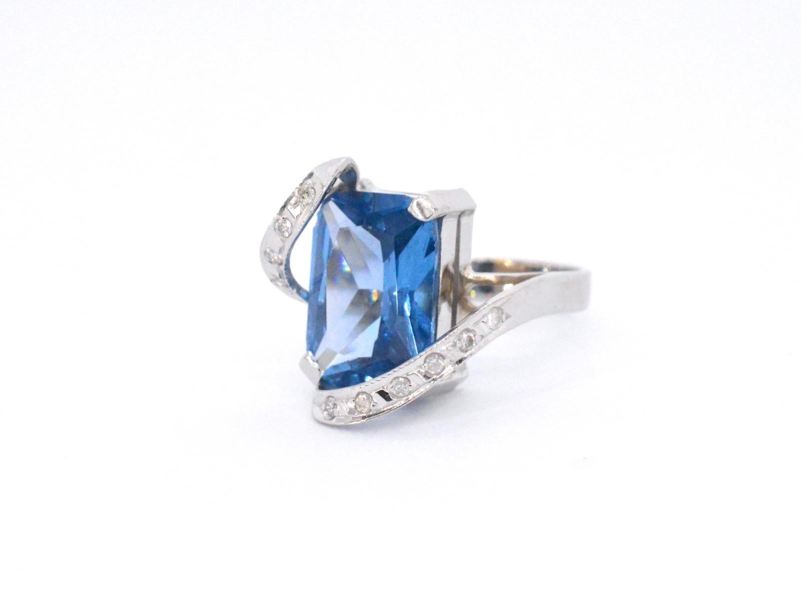 White gold diamond ring with a blue gemstone For Sale 1