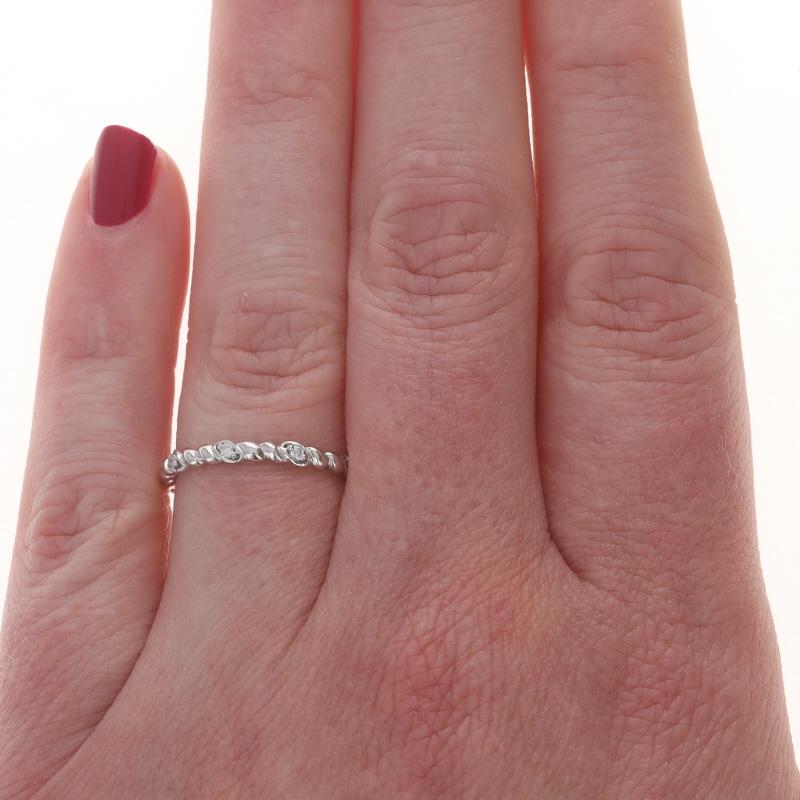 Taglio rotondo Anello a corda con diamanti in oro bianco 14k a brillante rotondo da 0,10 ct. in vendita
