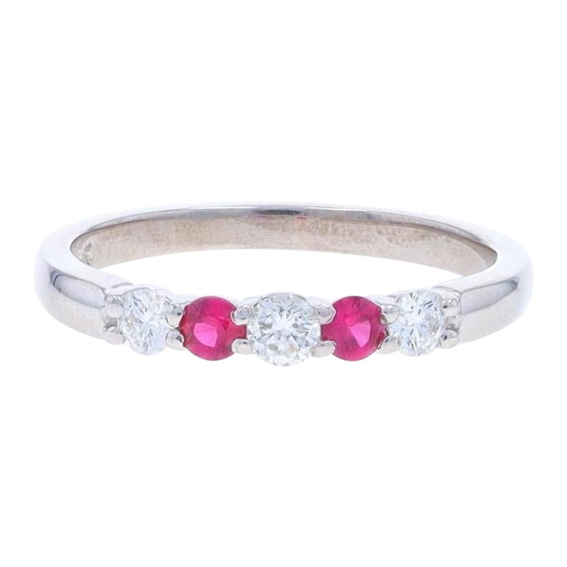 Fascia a cinque pietre in oro bianco con diamanti e rubini - Anello nuziale rotondo da 0,60 ct. 18k