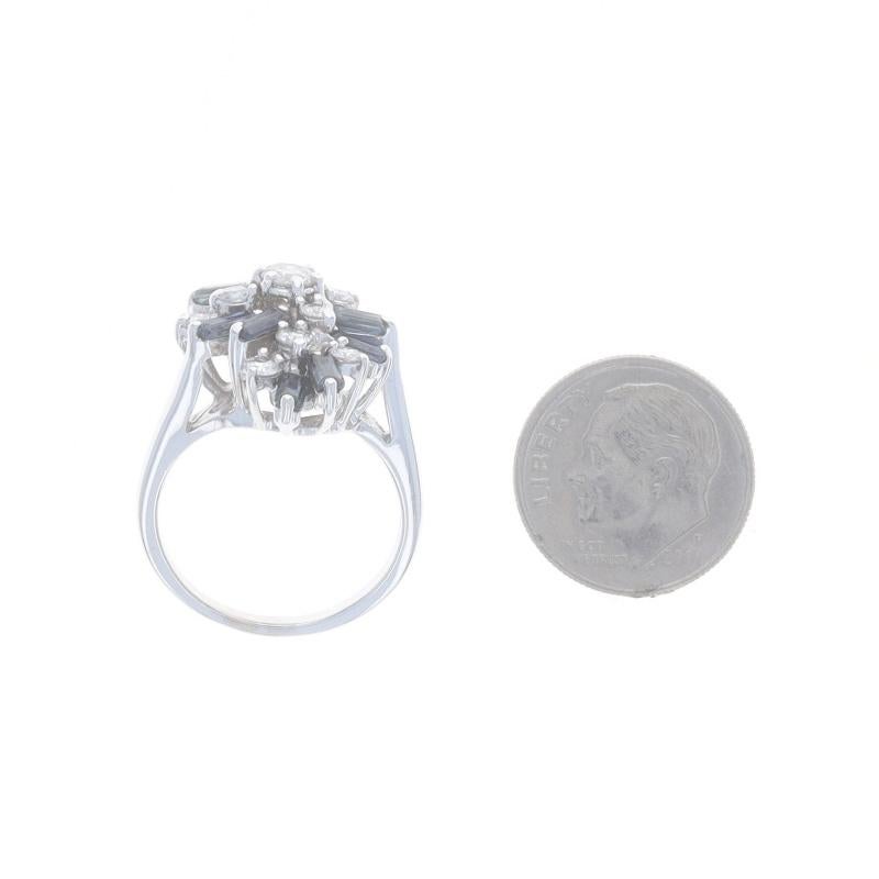 Weißgold Diamant Saphir Cluster Cocktail Bypass-Cocktailring -14k Rnd 1,82 Karat geblümt im Angebot 1