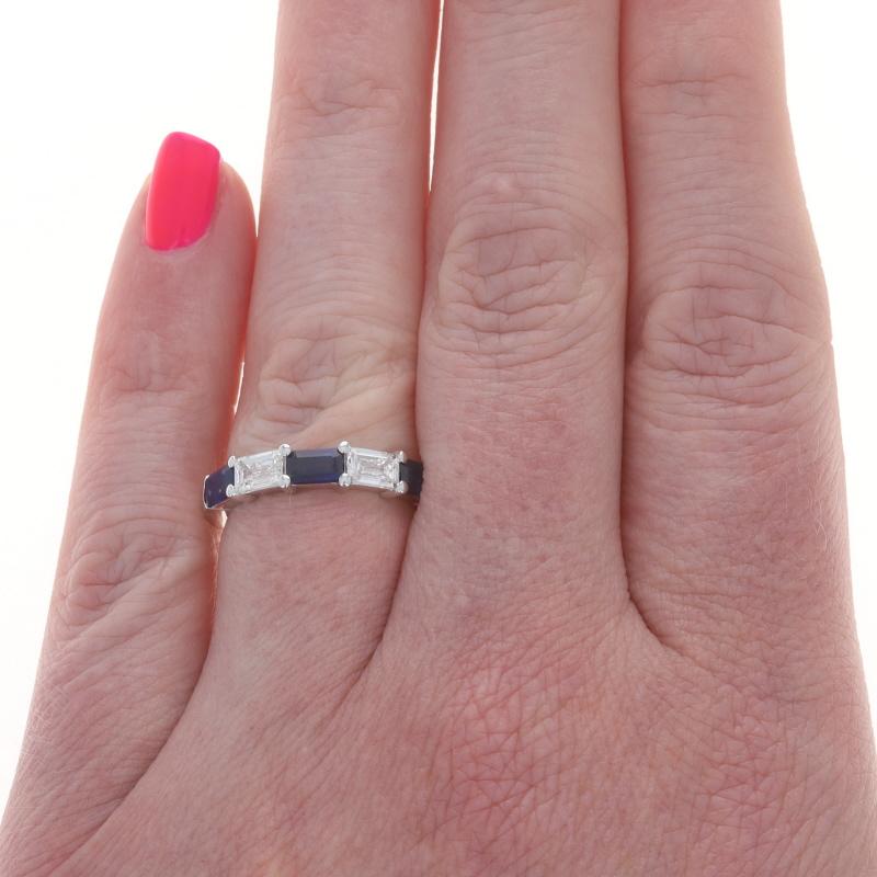 Taille émeraude Or blanc Diamant Saphir Five-Stone Wedding Band 14k Emerald 2.02ctw Ring en vente